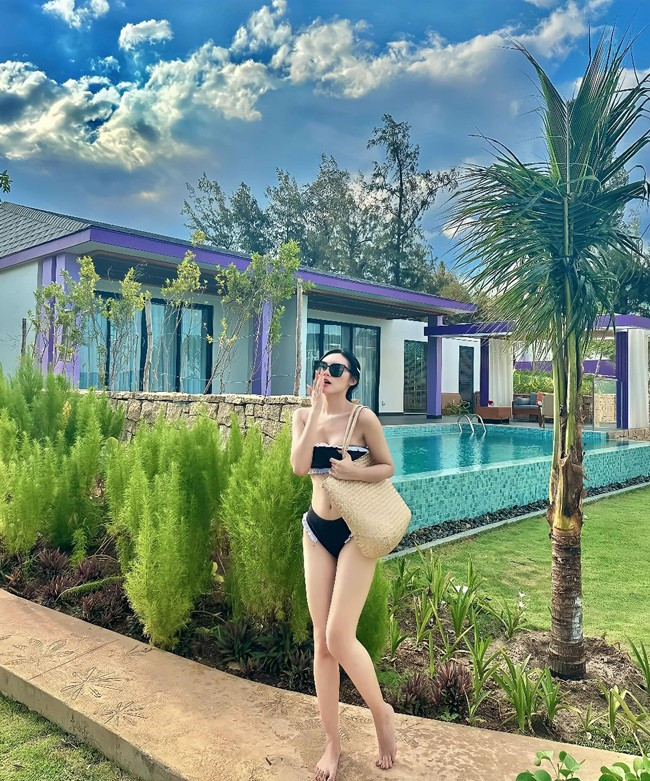 Người đẹp từng là giáo viên dạy văn trẻ nhất TikTok với lượt theo dõi kênh ấn tượng. Tường Vy thành thạo 2 ngoại ngữ: tiếng Anh, tiếng Nhật.