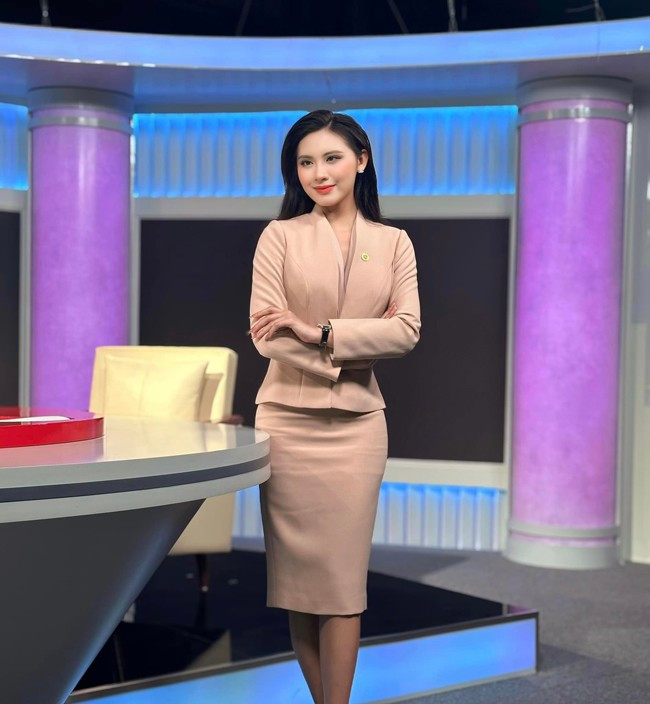 Tường Vy học được cách dẫn lưu loát, linh hoạt, biểu cảm sinh động khi lên sóng. Người đẹp nhận được nhiều lời khen của khán giả ở cương vị này.