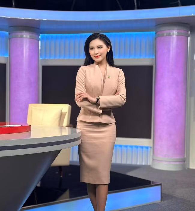 Tường Vy học được cách dẫn lưu loát, linh hoạt, biểu cảm sinh động khi lên sóng. Người đẹp nhận được nhiều lời khen của khán giả ở cương vị này.