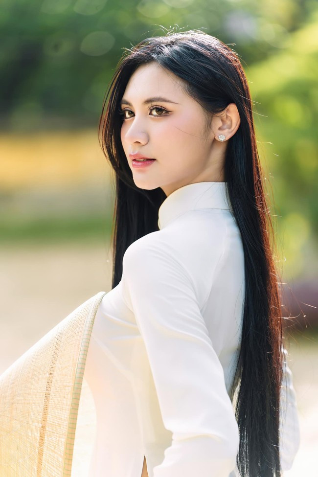 Sinh ra và lớn lên ở Nga, khi trưởng thành Tường Vy quyết định về Việt Nam học tập, làm việc để được gần ông bà nội, ngoại. Là một biên tập viên truyền hình, người đẹp có nhiều trải nghiệm thú vị.