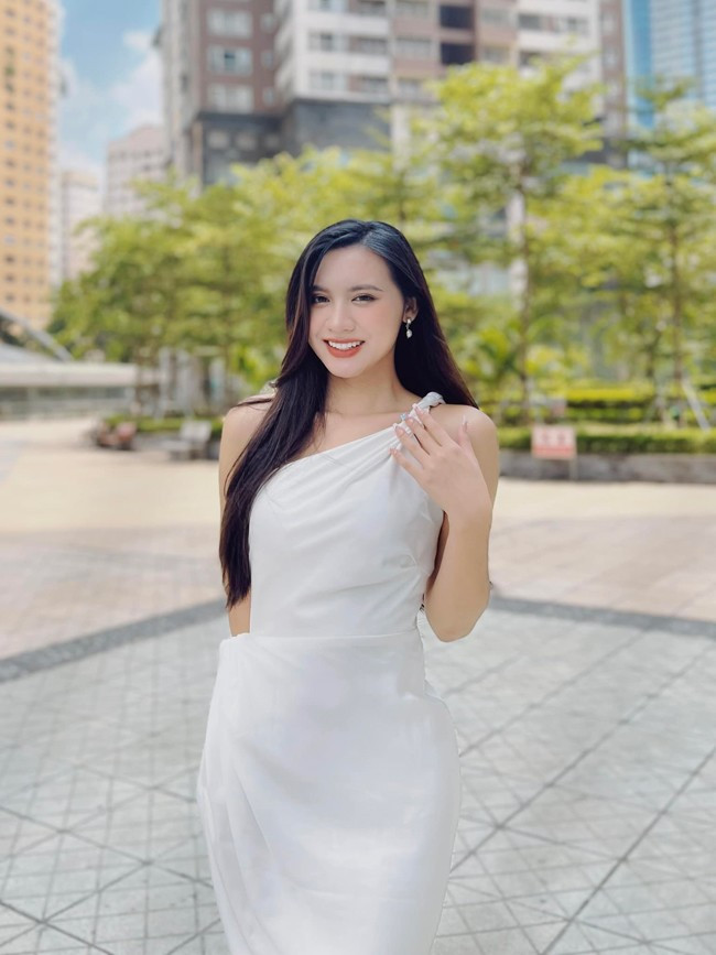 Tường Vy từng lọt top 5 cuộc thi "Hoa hậu Biển đảo Việt Nam 2022". Ngoài ra, cô nàng còn giành danh hiệu "Người đẹp cộng đồng".