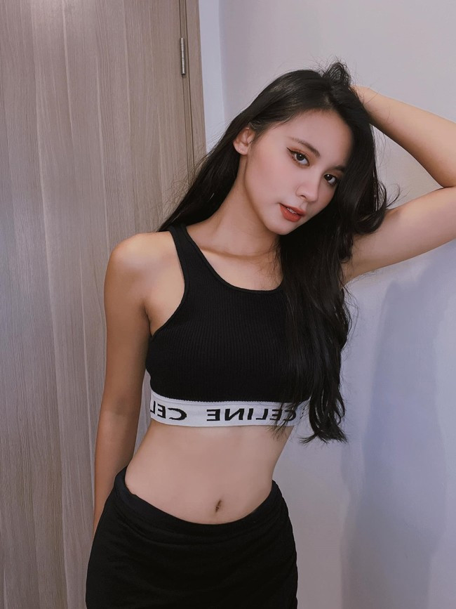 Tường Vy thường xuyên bị nhầm là 'con lai' bởi gương mặt có những đường nét rất Tây. Nữ MC thừa nhận, bản thân không phải người quá tập trung vào chuyện ăn uống, tập luyện để duy trì vóc dáng.