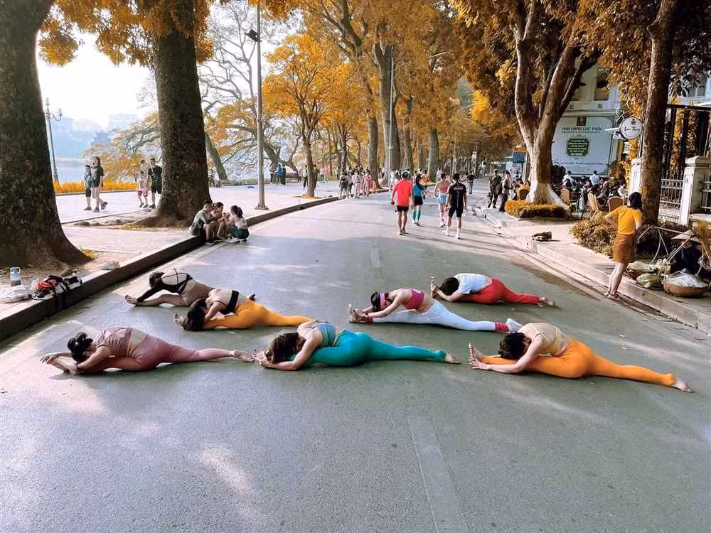 Nhom phu nu ngoi giua duong tap yoga gay tranh cai