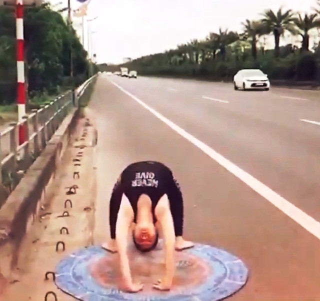 Người này cũng cho hay, cả nhóm chỉ tập vài phút, sau đó đứng dậy di chuyển ngay, không lấn chiếm lòng đường.