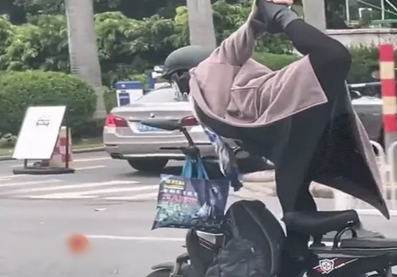 Nhận về nhiều ý kiến không hay, chủ nhân loạt ảnh đã lên tiếng: "Tôi suy nghĩ đơn giản lắm. Góc nhìn của mỗi người khác nhau. Họ chọn tiêu cực và đó lựa chọn của họ. Còn tôi chủ động tạo sự tích cực cho bản thân. Những gì tôi chia sẻ là thành quả và nỗ lực của chính mình. Ai nhận được những năng lượng tích cực họ sẽ vui vẻ và tôi vui về điều đó. Còn ngược lại, tôi sẽ không buồn vì khen, chê là chuyện hết sức bình thường...