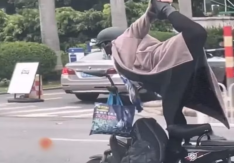 Nhận về nhiều ý kiến không hay, chủ nhân loạt ảnh đã lên tiếng: "Tôi suy nghĩ đơn giản lắm. Góc nhìn của mỗi người khác nhau. Họ chọn tiêu cực và đó lựa chọn của họ. Còn tôi chủ động tạo sự tích cực cho bản thân. Những gì tôi chia sẻ là thành quả và nỗ lực của chính mình. Ai nhận được những năng lượng tích cực họ sẽ vui vẻ và tôi vui về điều đó. Còn ngược lại, tôi sẽ không buồn vì khen, chê là chuyện hết sức bình thường...