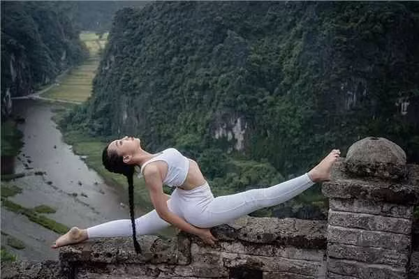 Hay cách đây chưa lâu, hình ảnh nữ sinh 15 tuổi tạo dáng tập yoga ở những tư thế khó trên bức tường hiểm trở tại hang Múa (Ninh Bình) gây nhiều tranh cãi.