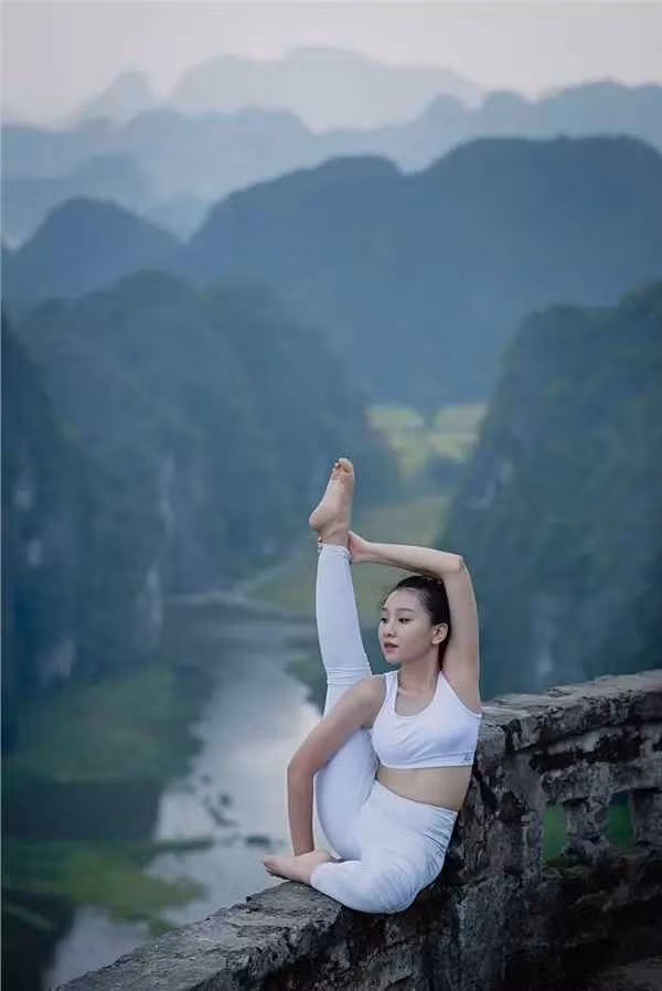 Cư dân mạng cho rằng, việc thực hiện các động tác yoga trên bức tường đá như vậy là nguy hiểm vì hai bên đều là vách núi dựng đứng. Nếu không cẩn thận, người thực hiện có thể gặp tai nạn.