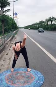 Trước đó trên MXH chứng kiến người phụ nữ mang thảm tập yoga ra đường cao tốc để quay clip. Hành động trên vấp phải không ít lời chỉ trích vì có thể gây nguy hiểm cho chính bản thân.
