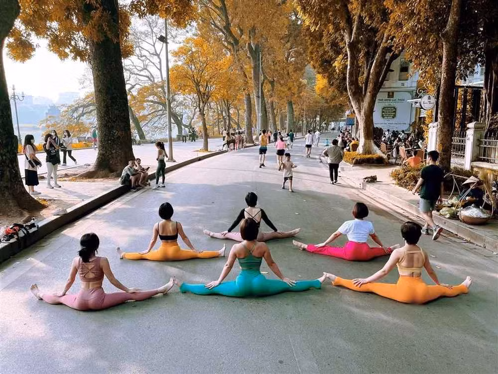 "Hội chị em cùng nhau khỏe đẹp, dần dần nhìn giống nhau thật ý", chủ nhân loạt ảnh và cũng là một thành viên nhóm tập cho hay.