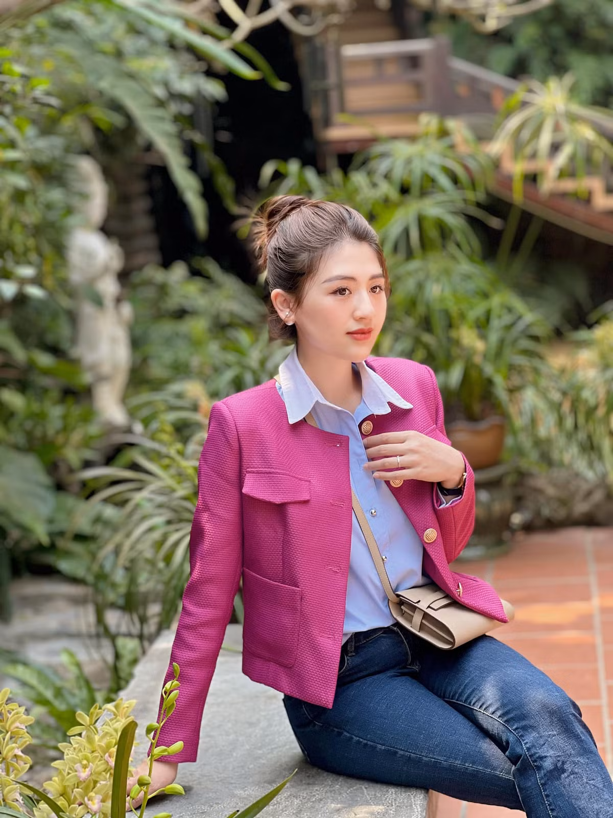 Trước đó, Huyền Trang từng theo học ngành Kiểm toán trường Đại học Tài Nguyên và Môi trường.