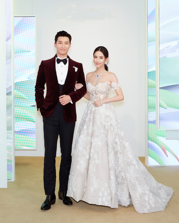 Có niềm đam mê với thời trang, lại có bố hỗ trợ nên Hà Siêu Liên bước chân vào làng giải trí với vai trò người mẫu thời trang và đại diện thương hiệu.