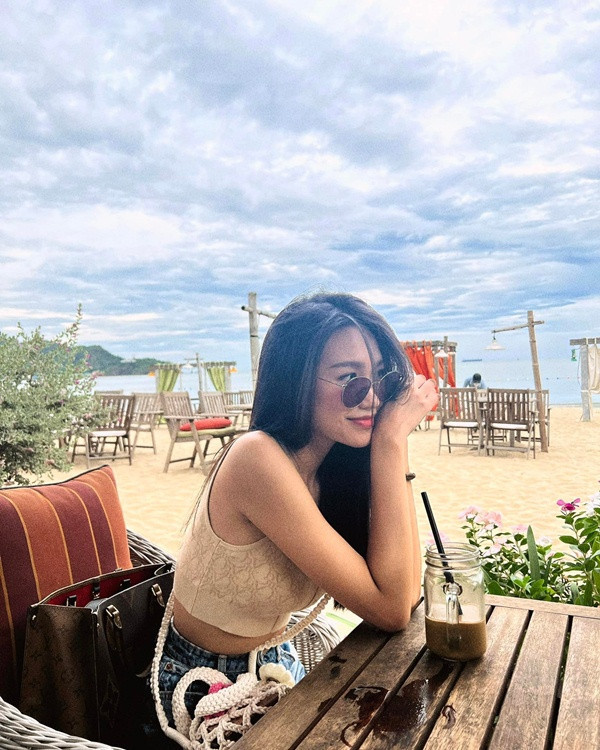 Dưới phần bình luận, nhiều khán giả dành lời khen ngợi cho sắc vóc của Doãn Hải My dù không son phấn kỹ lưỡng.