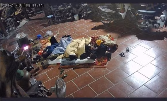 Ngắm nhìn khoảnh khắc sum vầy này, nhiều cư dân mạng bình luận: "Thấy bóng dáng mình trong đó", "Thực sự như này rất vui. Gia đinh anh em con cháu gần gũi đầm ấm", "Như này mới là ấm cúng, sum vầy. Bố mẹ nào cũng đều mong con cháu về. Còn hơn đầy người bố mẹ đợi mãi con chưa thấy đâu. Có về có khi ăn được bữa cơm xong đi vội"...