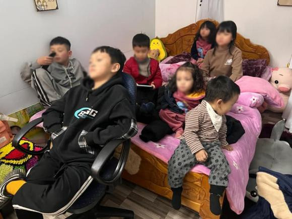 Căn nhà của ông bà vốn trống vắng nay dịp Tết rộn ràng đầy ắp tiếng cười nói. Tuy nhiên, vì quá đông cháu nên đôi khi ông còn phải điểm danh lại quân số.