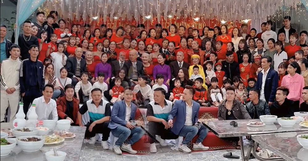 Cách đây chưa lâu, TikToker B. đã chia sẻ video ngắn ghi lại hình ảnh con cháu quây quần bên cụ bà nhân dịp quan trọng. Đoạn video được đính kèm bởi dòng trạng thái: “Ngoại nhìn xem, con cháu của ngoại giờ thành con đàn cháu đống rồi. Mong sao ngoại mãi bên các con các cháu”.