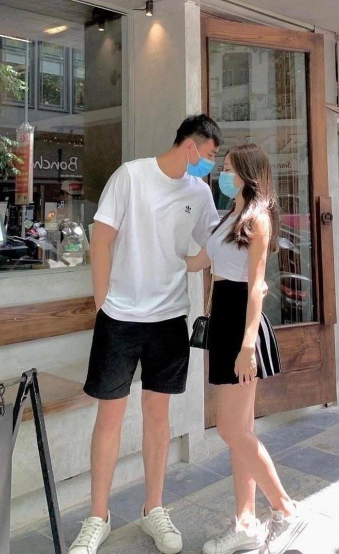 Là một người kín tiếng trên mạng xã hội, Hà Dương chưa từng đăng ảnh cặp đôi và cũng hạn chế chia sẻ thông tin cá nhân. Thế nhưng, cô lại thoải mái chia sẻ những bài đăng cổ vũ Văn Chuẩn và đồng đội.