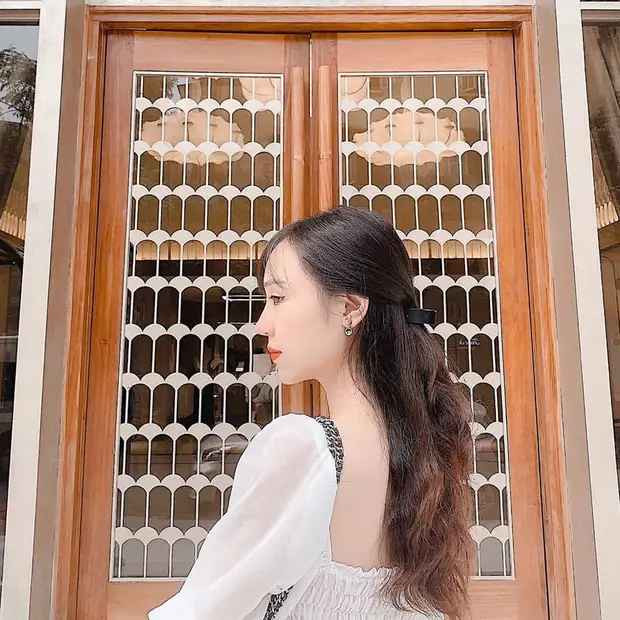 Trước lời bông đùa này, Quan Văn Chuẩn đã công khai "nịnh” bạn gái: “Thôi có em là đủ rồi. Em này chứ em nào nữa”.