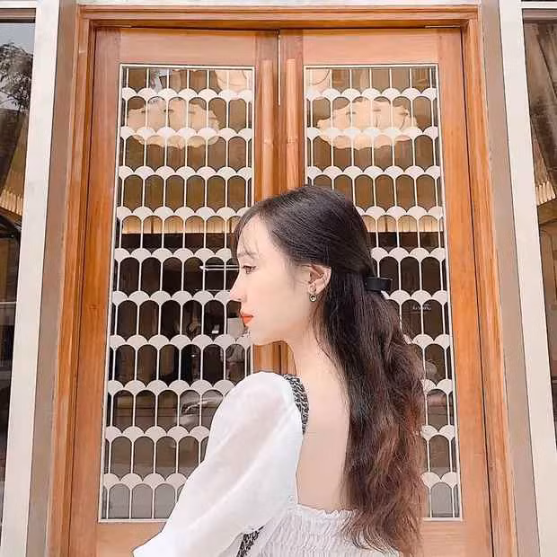 Trước lời bông đùa này, Quan Văn Chuẩn đã công khai "nịnh” bạn gái: “Thôi có em là đủ rồi. Em này chứ em nào nữa”.