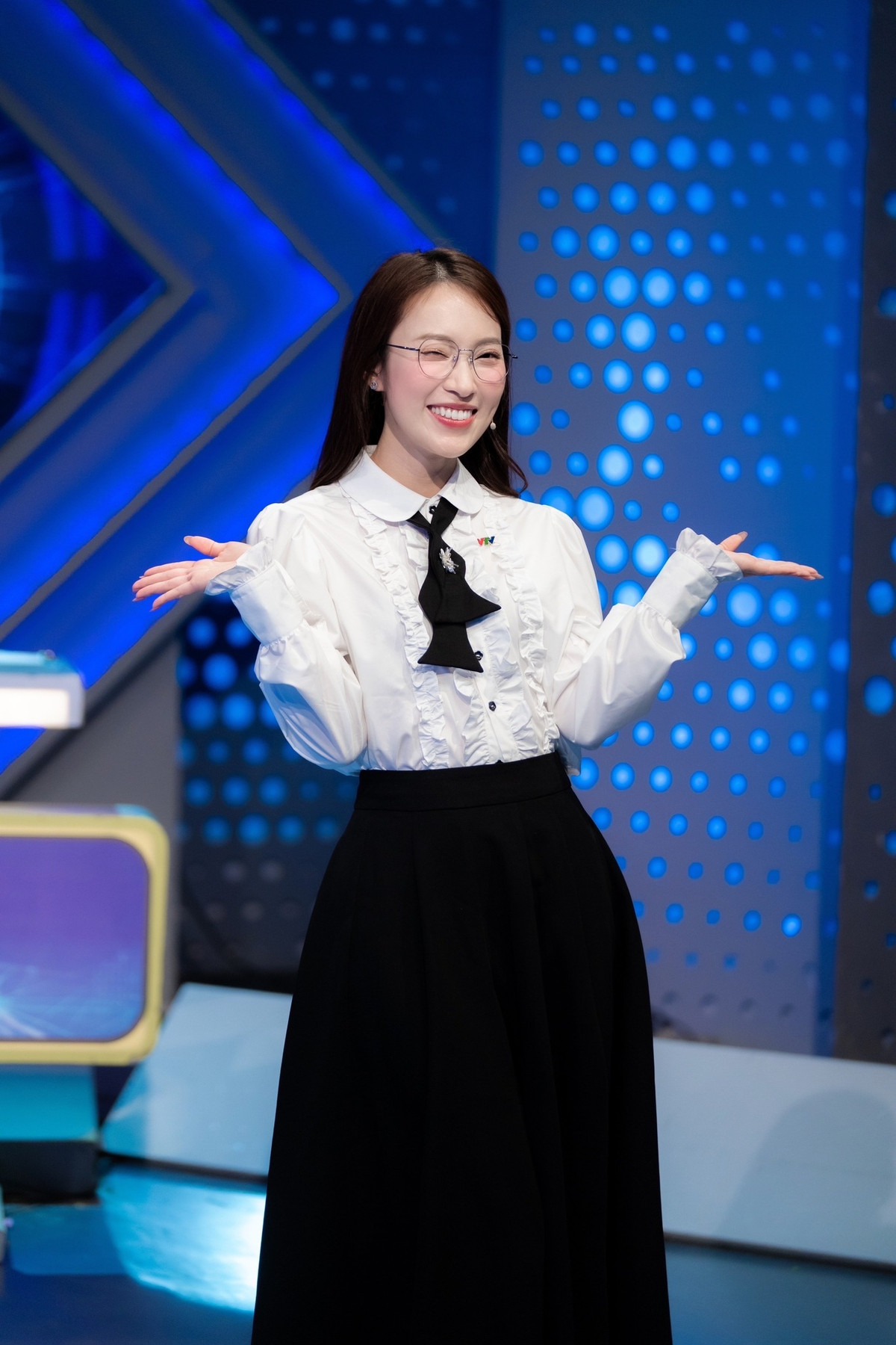 Tháng 10/2023, sau nhiều năm chăm chỉ làm việc, Khánh Vy tự thưởng cho mình chiếc xe Mercedes trị giá khoảng 2,5 tỷ đồng. Trước đó, trong một video tổng kết 50 điều làm được trong 10 năm, cô từng hé lộ chiếc ô tô đầu tiên được mua vào năm 19 tuổi. Chiếc xe đầu tiên là xe cũ và Khánh Vy phải trả góp nhưng nỗ lực của cô vẫn khiến dân mạng trầm trồ.