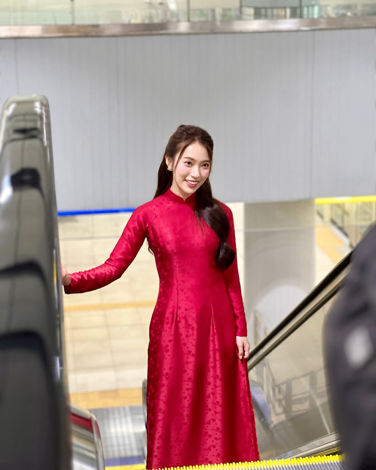 Khánh Vy liên tục ghi dấu ấn khi xuất hiện trong nhiều show truyền hình ăn khách. Mỗi lần xuất hiện, cô gái đến từ xứ Nghệ ghi điểm bởi tác phong chuyên nghiệp cùng vẻ ngoài chỉn chu. Phong cách thời trang của nữ MC gen Z trẻ trung, thanh lịch và sành điệu.