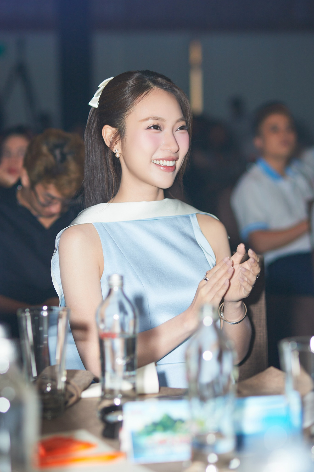 MC Khánh Vy sinh năm 1999, được biết đến với biệt danh "hot girl 7 thứ tiếng" nhờ clip nói 7 ngôn ngữ vào năm 17 tuổi, hiện là gương mặt quen thuộc của VTV.