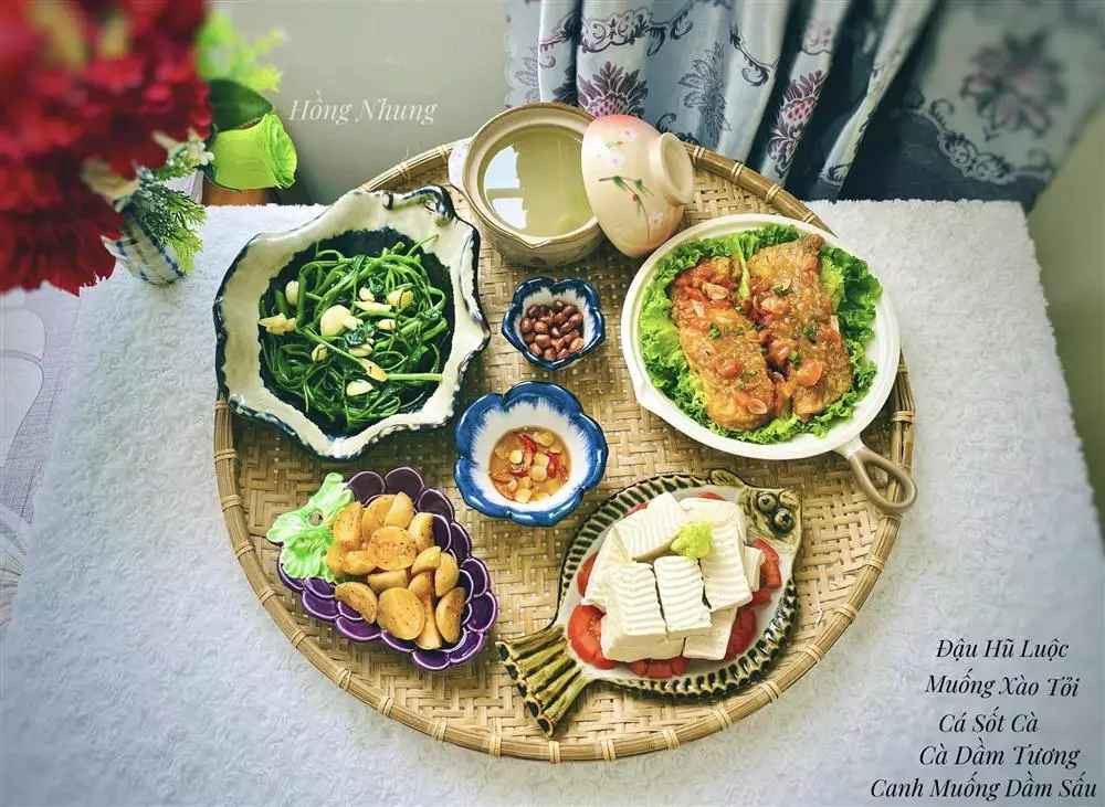 Chị Nhung luôn cố gắng cân bằng đủ các nhóm chất trong cùng 1 bữa ăn: tinh bột, đạm, chất xơ. Thường sẽ có 1 món canh, 1 món mặn, thêm rau củ luộc và đồ ăn kèm để mâm cơm thêm phong phú và bắt mắt.