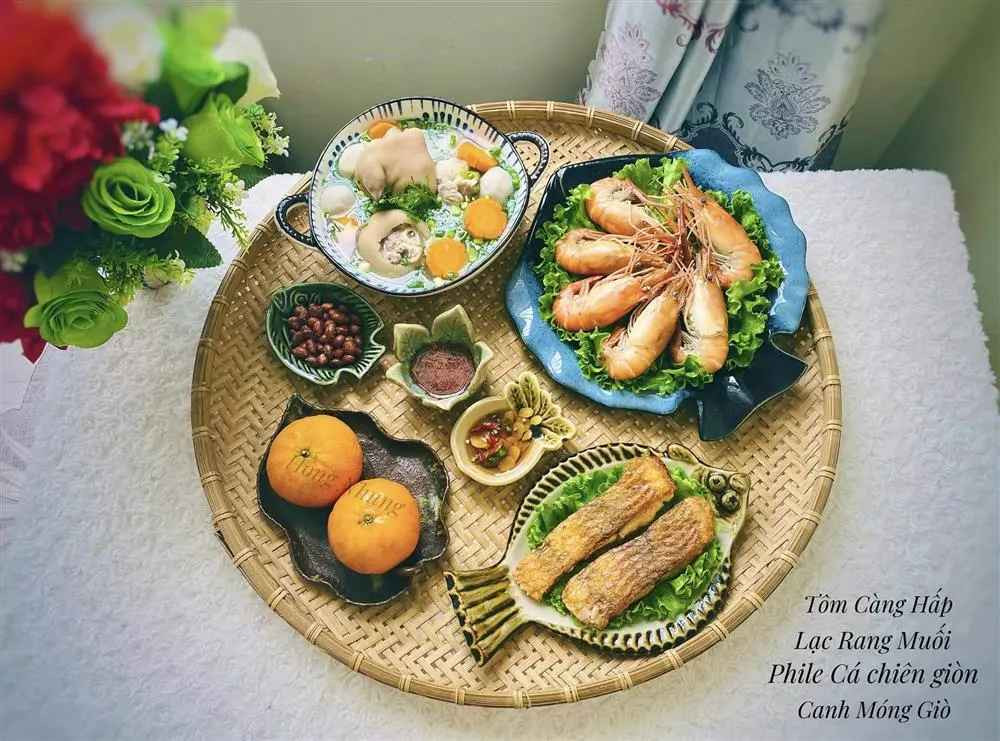 Được biết, mâm cơm chị Nhung nấu cho 3 người ăn, các món ăn đều vô cùng đơn giản với mục đích tiết kiệm thời gian.