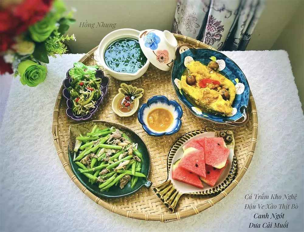 Với nhiều gia đình có thể mâm cơm này hơi đắt, nhưng vợ đảm 9x lại biết cách chế biến được rất nhiều món đa dạng, hợp khẩu vị.