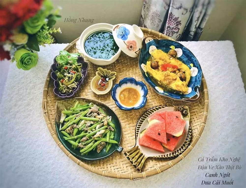 Với nhiều gia đình có thể mâm cơm này hơi đắt, nhưng vợ đảm 9x lại biết cách chế biến được rất nhiều món đa dạng, hợp khẩu vị.