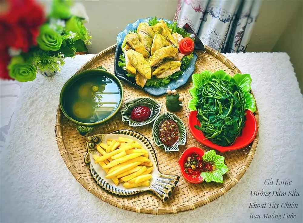 Chị Nhung tâm sự: "Với cá nhân mình, bữa cơm gia đình vô cùng quan trọng. Nó là sợi dây để kéo gia đình xích lại gần nhau hơn. Nếu có thể, chị em chúng mình hãy kéo các ông chồng vào bếp để mọi thứ được nhanh gọn hơn...