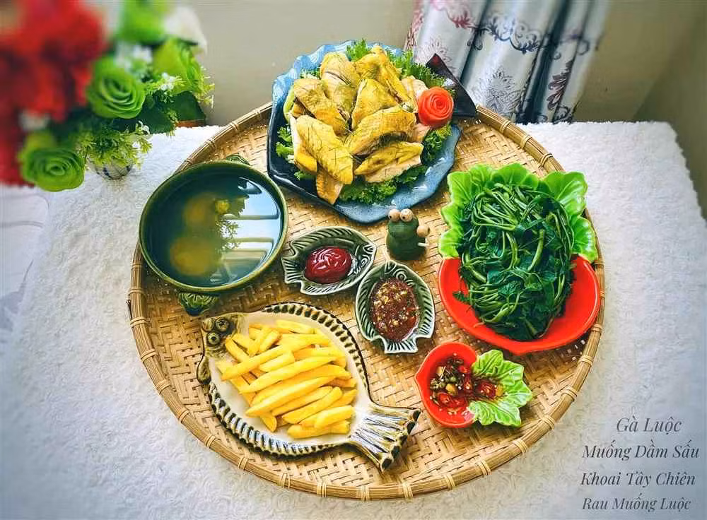 Chị Nhung tâm sự: "Với cá nhân mình, bữa cơm gia đình vô cùng quan trọng. Nó là sợi dây để kéo gia đình xích lại gần nhau hơn. Nếu có thể, chị em chúng mình hãy kéo các ông chồng vào bếp để mọi thứ được nhanh gọn hơn...