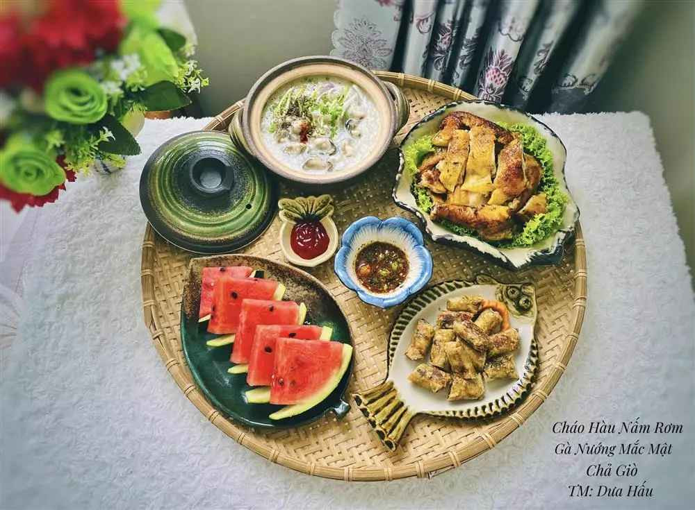 Để có được một bữa cơm ngon, Nhung chia sẻ khâu chọn nguyên liệu và sơ chế cực kì quan trọng. Vì công việc bán hàng bận rộn, nên thường chị đi chợ 2 lần/1 tuần.