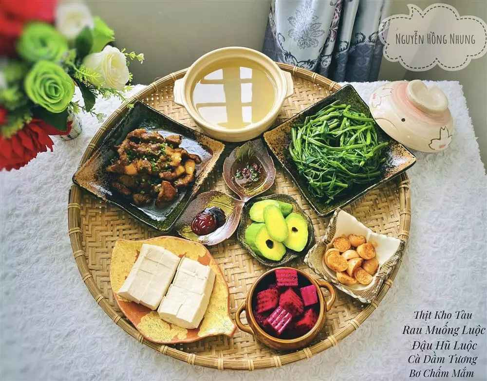 Mỗi mâm cơm của cô thường nấu cho 3 người ăn, có giá dao động từ 100.000 - 150.000 VNĐ.