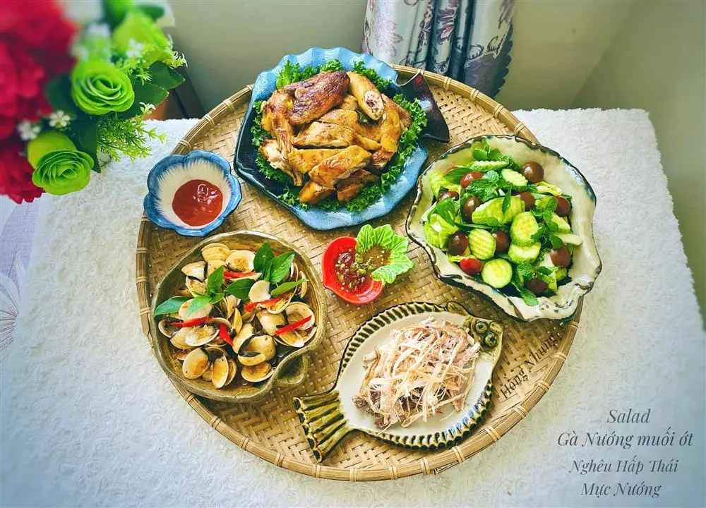 Vẫn những món ăn quen thuộc nhưng vì biết cách bày biện nên loạt mâm cơm nhà nấu của Nhung hấp dẫn hơn hẳn.