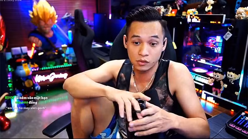 Chia sẻ với người hâm mộ trên sóng livestream những ngày gần đây, Độ Mixi thừa nhận rằng, anh không tự tin khi cắt đầu đinh khi tham gia chương trình Sao Nhập Ngũ.