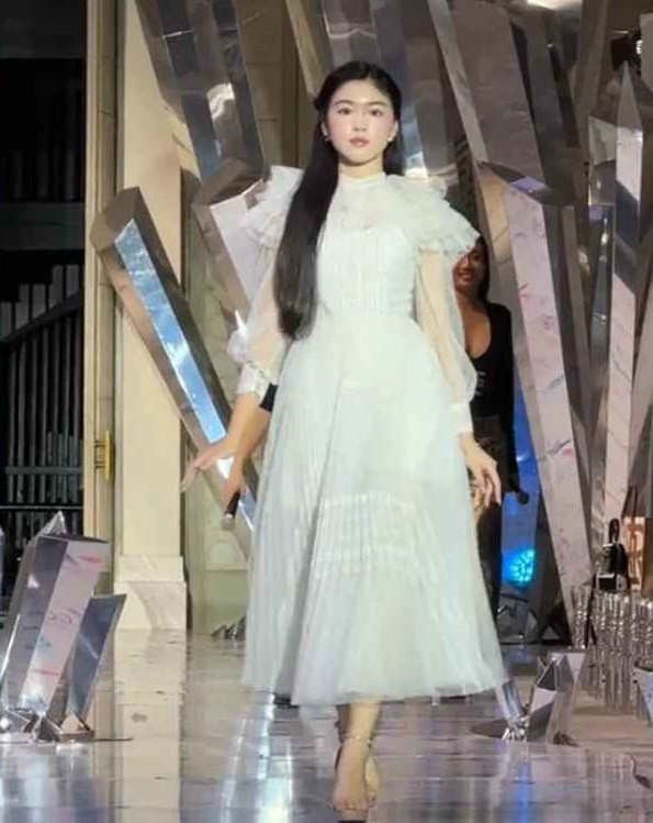 Bên cạnh những ý kiến tích cực, có một bộ phận khán giả lại quay soi xét, bình phẩm về khả năng catwalk, nhan sắc của Lọ Lem khi xuất hiện trên sàn runway. Trong đó có một bài viết chứa nội dung về ý kiến trái chiều liên quan đến con gái MC Quyền Linh đang lên xu hướng trên nền tảng Thread.