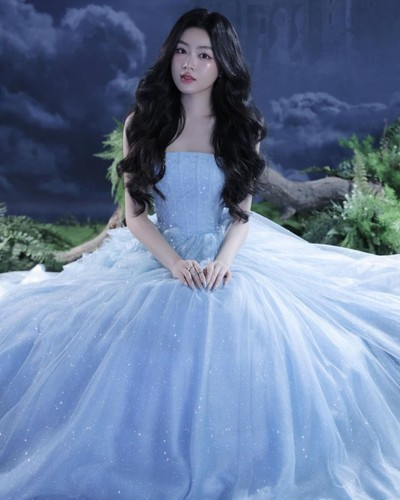 Mình cố gắng kiếm tiền không chỉ lo cho học phí, mà còn chi tiêu cho cả ba mẹ, những người xung quanh và đóng góp vào xã hội. Mình thấy bản thân đã làm một điều rất là điều tuyệt vời và làm được điều cho ba mẹ tự hào. Cho nên mặc dù có lời tiêu cực nhưng thấy cuộc sống của mình đã may mắn rồi ạ. Mình chỉ tiếp thu những điều tích cực và làm cho bản thân tốt hơn". Lọ Lem chia sẻ thêm.