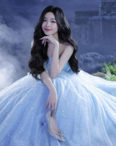 Sự khiêm tốn và thái độ lễ phép của Lọ Lem nhận được rất nhiều lời khen ngợi. Bên cạnh đó, dân mạng cũng không khỏi bất ngờ khi biết con gái MC Quyền Linh đã dành tiền của mình để đóng học phí, lo cho gia đình và làm cả những hoạt động có ích cho cộng đồng.