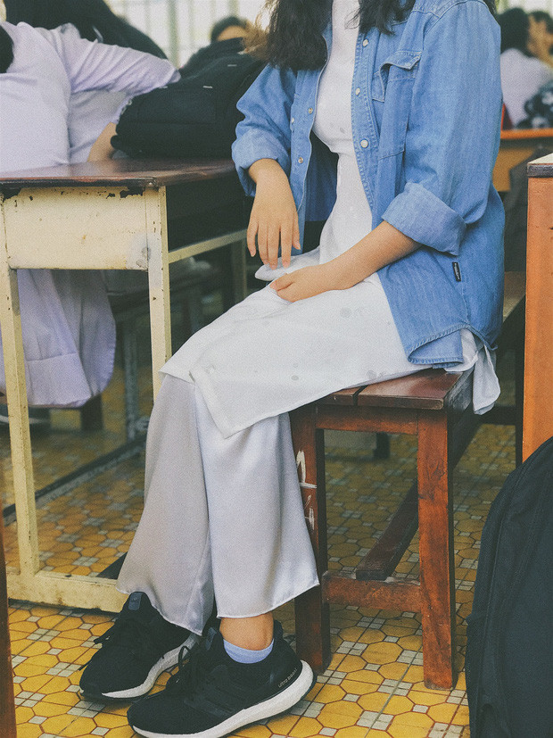 Cụ thể, nickname TPQ chia sẻ: ""Nhiều bạn bảo mặc áo dài đi sneaker thì làm sao? Nhưng cá nhân mình thấy nó thực sự phá đi sự truyền thống của chiếc áo dài. Nếu các bạn gái mặc quần áo bình thường thì ok nhưng áo dài là quốc hồn, quốc túy thì đừng phá cách nó dã man như vậy".