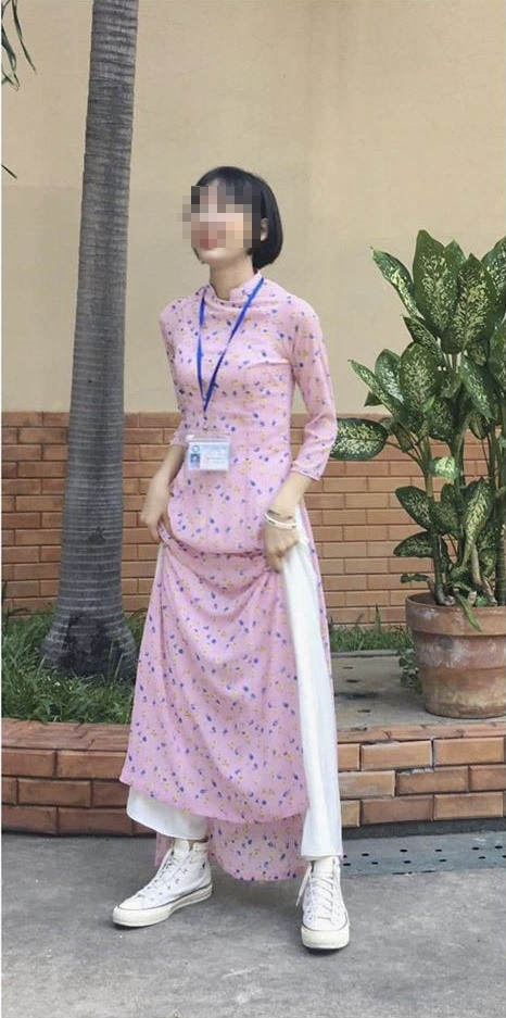 Mới đây, một nữ giáo viên thực tập đã gây chú ý vì mặc áo dài đi giày sneaker để đi dạy. Theo hình ảnh được chia sẻ, nữ giáo viên thực tập này khá trẻ, gương mặt đáng yêu nhìn thậm chí không lớn hơn học sinh cấp 3 bao nhiêu.
