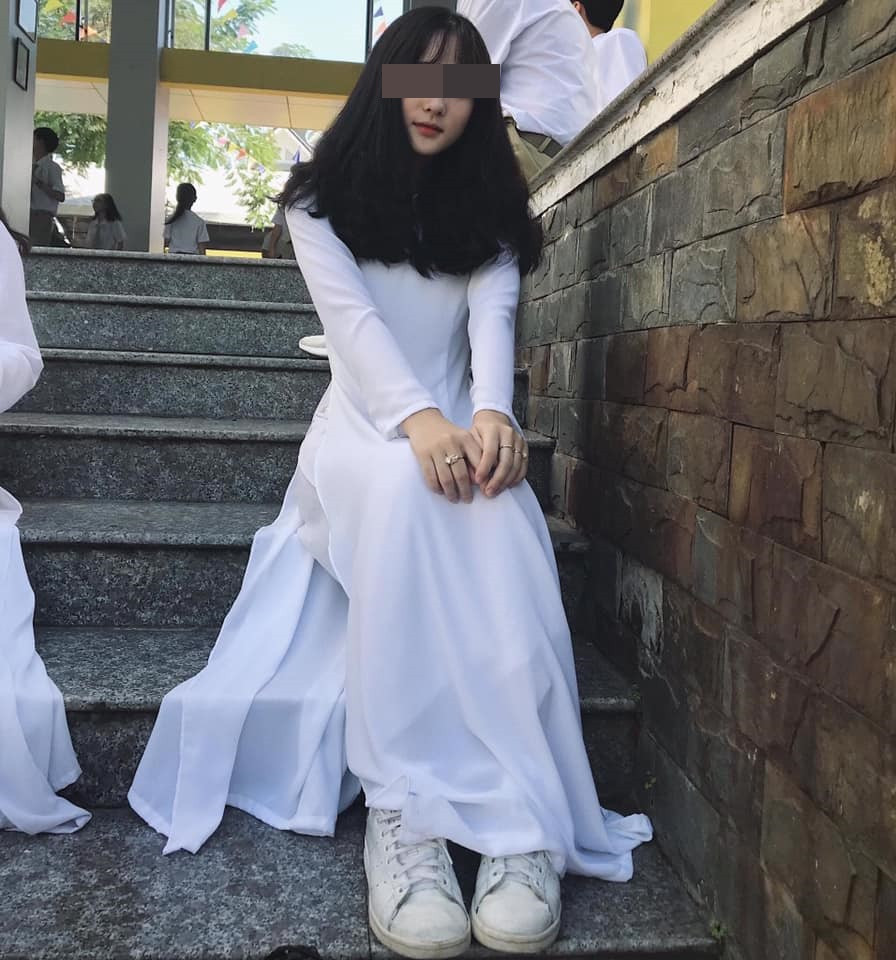 Đồng quan điểm với TPQ là nickname CQA bình luận: "Đúng là việc các bạn mặc gì là tự do cá nhân nhưng cái gì cũng nên giữ quy củ chút. Áo dài là hình tượng truyền thống, đặc biệt với các bạn nữ sinh. Cứ nói là muốn năng động thì đi giày thể thao nhưng đó chỉ là cái cớ thôi. Trước đây chưa có giày thể thao, các mẹ, các chị vẫn đi guốc và dép xăng đan đó thôi. Vẫn đẹp. Hãy giữ hình ảnh truyền thống cho chiếc áo dài".