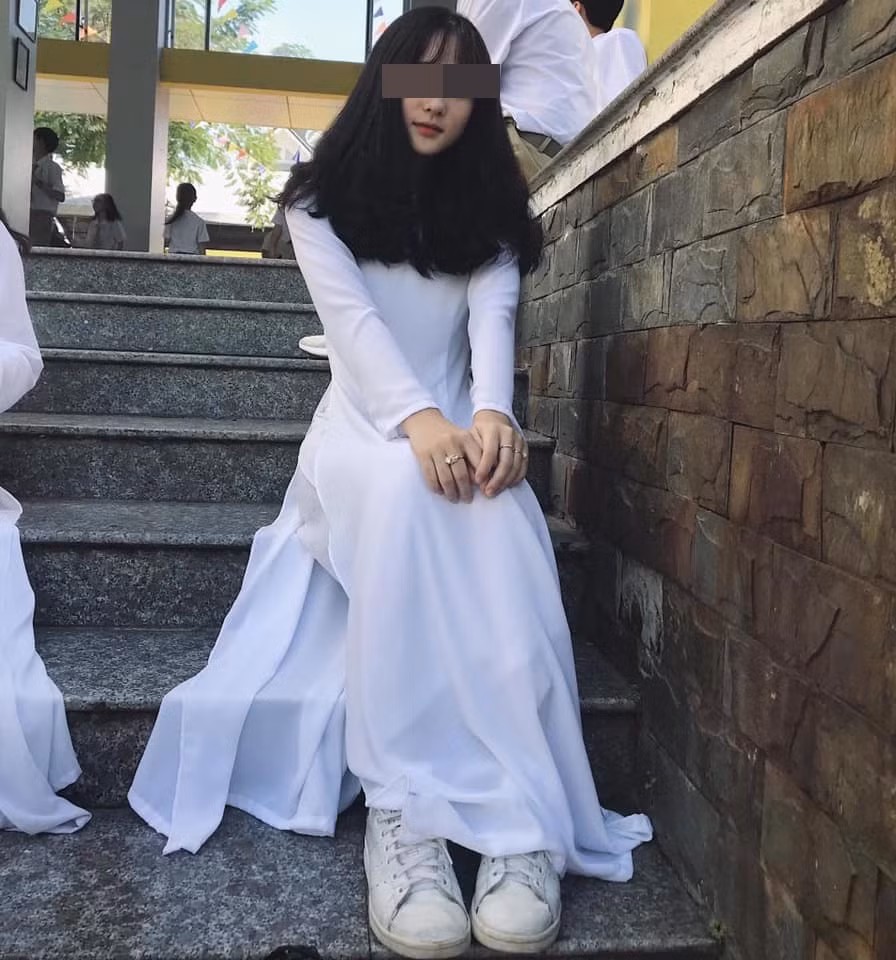 Đồng quan điểm với TPQ là nickname CQA bình luận: "Đúng là việc các bạn mặc gì là tự do cá nhân nhưng cái gì cũng nên giữ quy củ chút. Áo dài là hình tượng truyền thống, đặc biệt với các bạn nữ sinh. Cứ nói là muốn năng động thì đi giày thể thao nhưng đó chỉ là cái cớ thôi. Trước đây chưa có giày thể thao, các mẹ, các chị vẫn đi guốc và dép xăng đan đó thôi. Vẫn đẹp. Hãy giữ hình ảnh truyền thống cho chiếc áo dài".