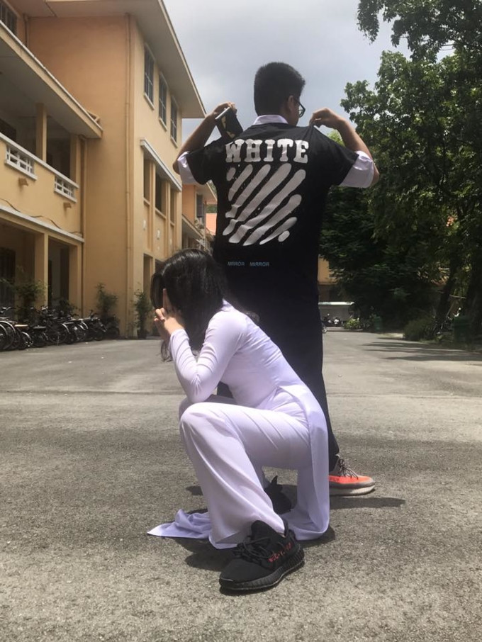 Không quá khó để gặp hình ảnh những nữ sinh mặc áo dài trắng và đi đôi giày thể thao tới trường.