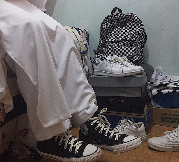 Theo ý kiến gay gắt của một số dân mạng cho rằng, việc kết hợp giữa áo dài truyền thống và giày thể thao là điều không hợp lý. Bởi áo dài mang đến sự nhẹ nhàng, thùy mị cho người con gái Việt nhưng khi đi dưới dân đôi giày sneaker sẽ phá đi sự uyển chuyển.