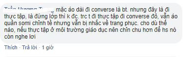 Dòng bình luận phản đối việc phá hỏng hình tượng chiếc áo dài truyền thống bằng việc kết hợp với đôi giày thể thao.
