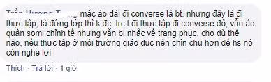 Dòng bình luận phản đối việc phá hỏng hình tượng chiếc áo dài truyền thống bằng việc kết hợp với đôi giày thể thao.