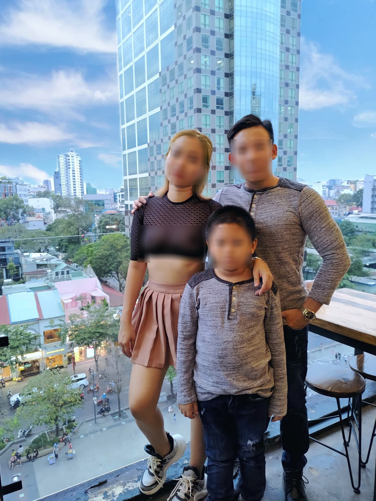 Khi những bức ảnh được chia sẻ rầm rộ, nhiều người chửi rủa, lăng mạ khiến cuộc sống gia đình tôi bị ảnh hưởng khá nhiều. Dù chỉ nhìn vào những bộ trang phục và không biết rõ con người tôi ra sao, công việc tôi thế nào nhưng rất nhiều người xúc phạm về nhân phẩm, đạo đức, thậm chí gắn cho tôi những nghề mà không xứng đáng gọi là nghề". Chị C. từng chia sẻ trong một bài viết.