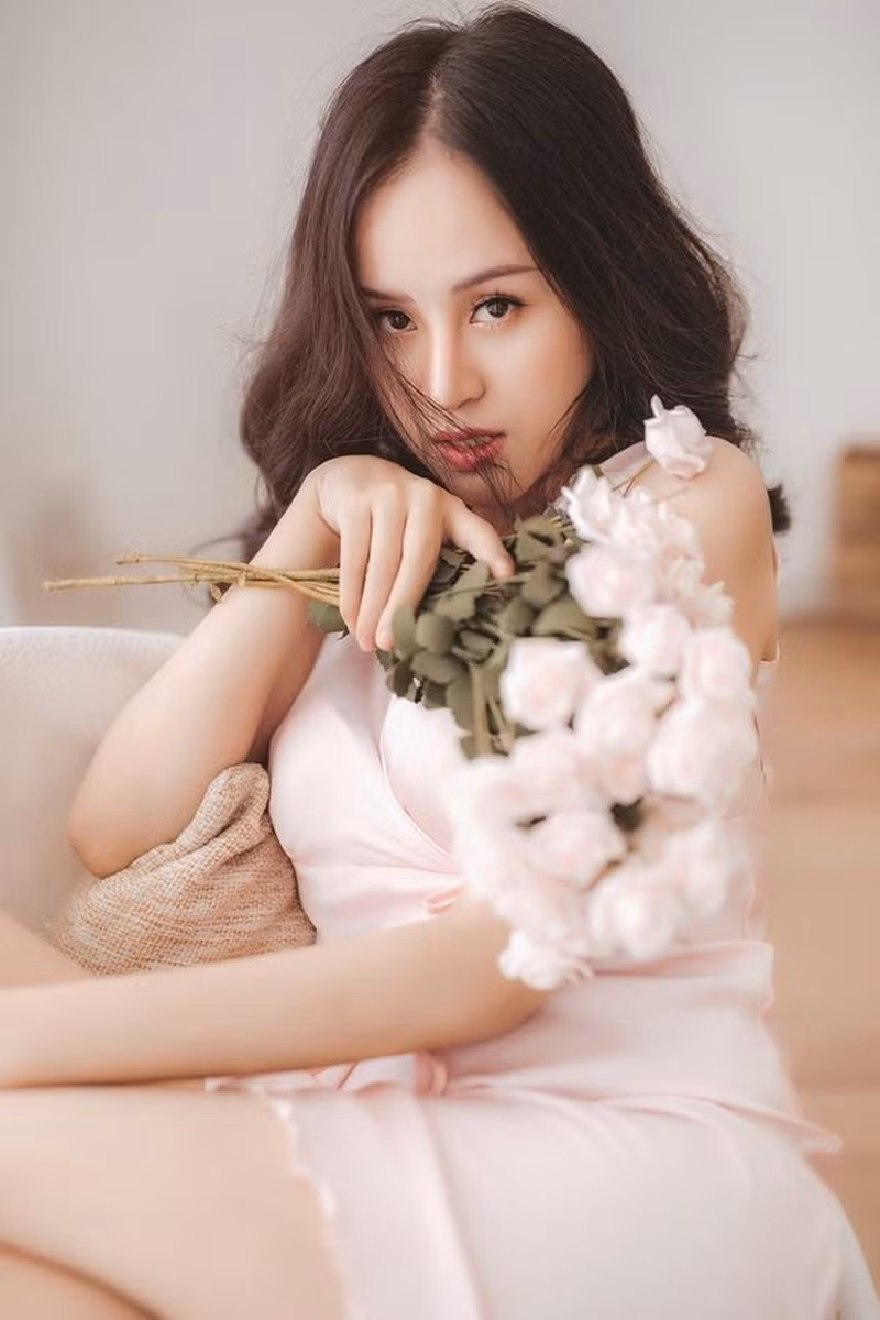 "Em xác định tinh thần rồi, cùng lắm thì em về quê trồng rau, nuôi cá, nuôi gà lấy trứng, xin bà ngoại miếng đất xây cái nhà ở an nhàn tuổi già sau 40 tuổi. Về hưu sớm lúc 30 tuổi cũng không sao. Quý nhất trên đời vẫn là mẹ và người thân, ân nhân. Tất cả chỉ là ảo, vật chất tất cả mình có, em còn cho mẹ hết được. Nói gì tới sân si những cái khác, cái tâm em không làm được vậy", người đẹp 9x tâm sự.