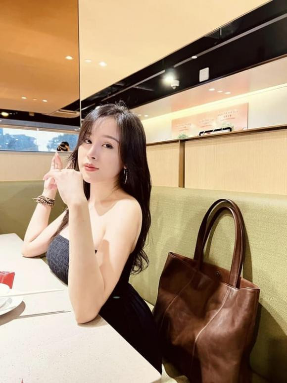 Trở lại sau ồn ào, bà Tưng vẫn giữ được thái độ vui vẻ, vóc dáng nuột nà. Huyền Anh còn phấn khởi cho biết, thời gian ở ẩn đã tìm thấy được đại gia của cuộc đời.